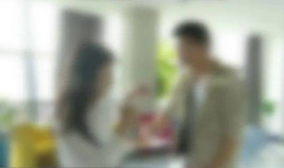 男人捅女人视频,男子行凶女子，监控视频揭露惊人一幕